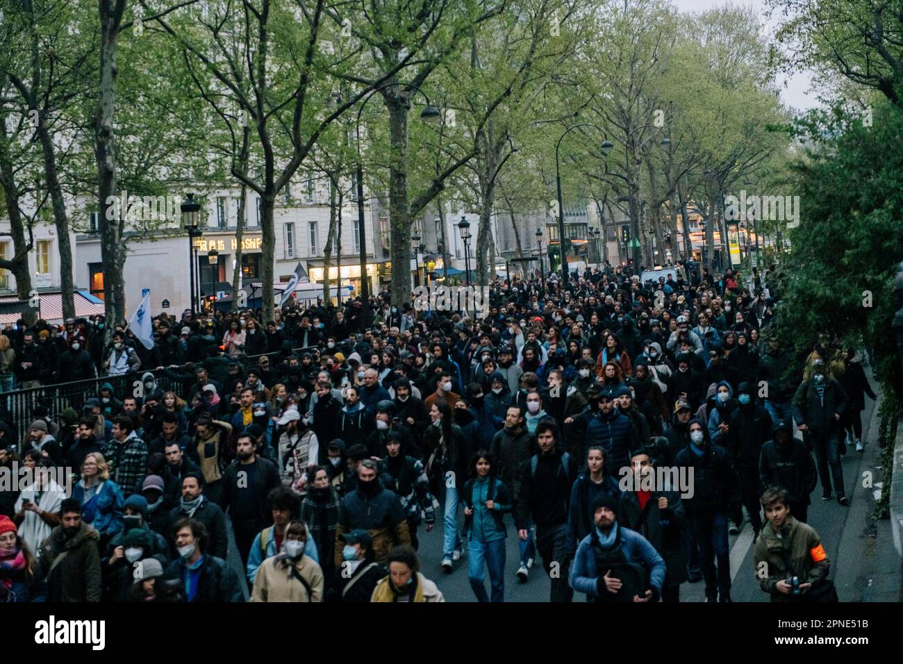 Jan Schmidt-Whitley/Le Pictorium - 17/4/2023 - Frankreich / Paris / Paris - Le cortege remonte sur les Grands Boulevards. Plusieurs milliers de personnes se sont reunies devant la mairie du 10e Arrondissement de Paris pour protester contre la Politique de Emmanuel Macron et contre la reforme des retraites. Plusieurs centaines de personnes ont ensuite parcouru Paris Pendant plusieurs heures en formant de multiples corteges sauvages et jouant au Chat et a la souris avec les Forces de l'ordre depassees par les evenements et la mobilite des groupes formiert majoritairement de jeunes etudiants. / Stockfoto