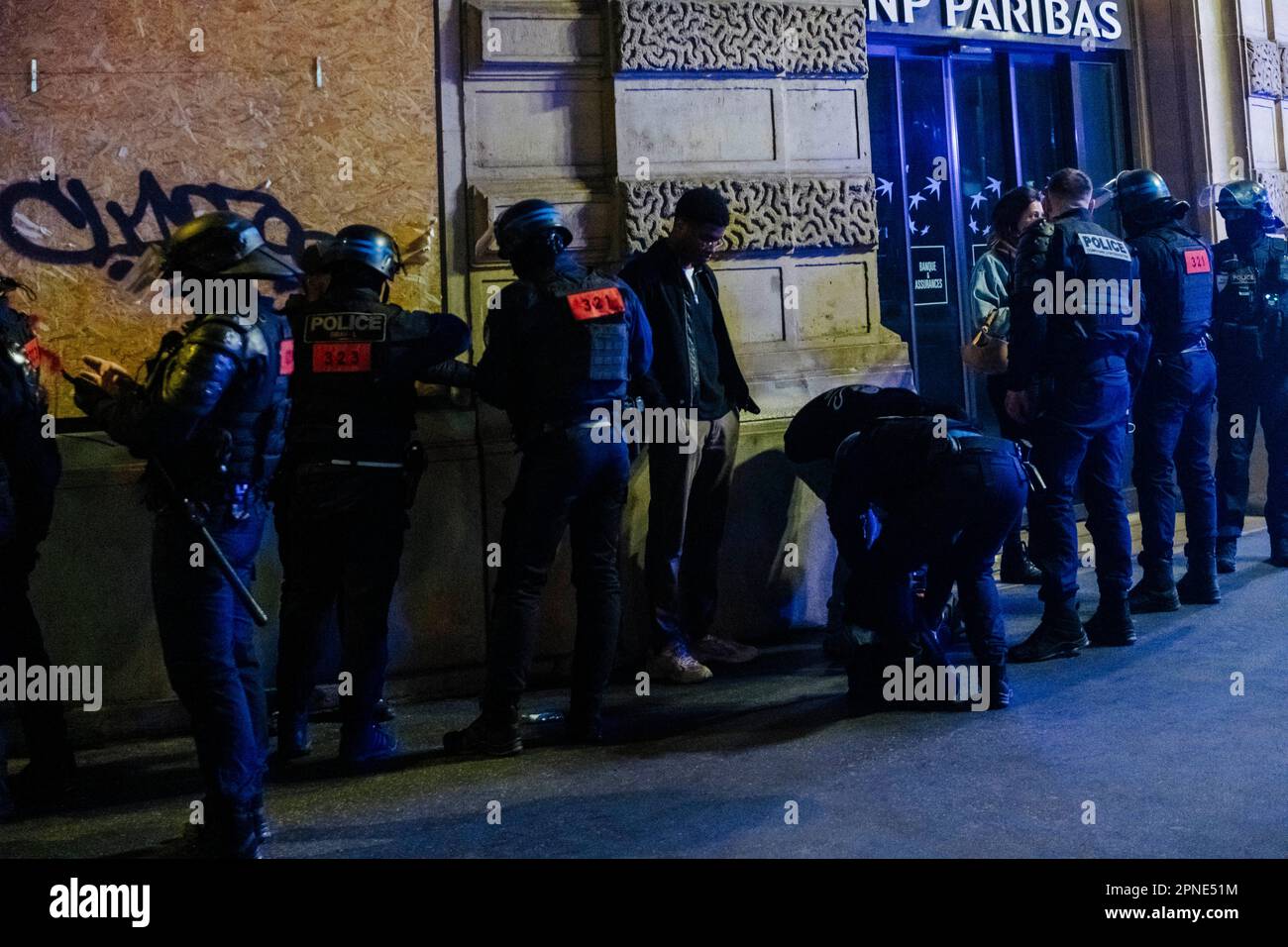 Jan Schmidt-Whitley/Le Pictorium - 17/4/2023 - Frankreich / Paris / Paris - La Police procede au controle de l'identite d'une dizaines de jeunes Place de l'Opera suspectes de participation a une manifestation. ILS seront tous bringt unfois le control termine wieder auf. Plusieurs milliers de personnes se sont reunies devant la mairie du 10e Arrondissement de Paris pour protester contre la Politique de Emmanuel Macron et contre la reforme des retraites. Plusieurs centaines de personnes ont ensuite parcouru Paris Pendant plusieurs heures en formant de multiples corteges sauvages et jouant au Chat et a la Stockfoto