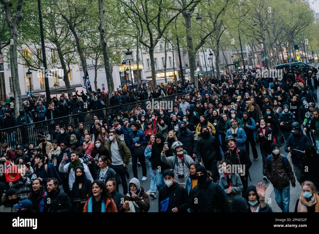 Jan Schmidt-Whitley/Le Pictorium - 17/4/2023 - Frankreich / Paris / Paris - Le cortege remonte sur les Grands Boulevards. Plusieurs milliers de personnes se sont reunies devant la mairie du 10e Arrondissement de Paris pour protester contre la Politique de Emmanuel Macron et contre la reforme des retraites. Plusieurs centaines de personnes ont ensuite parcouru Paris Pendant plusieurs heures en formant de multiples corteges sauvages et jouant au Chat et a la souris avec les Forces de l'ordre depassees par les evenements et la mobilite des groupes formiert majoritairement de jeunes etudiants. / Stockfoto
