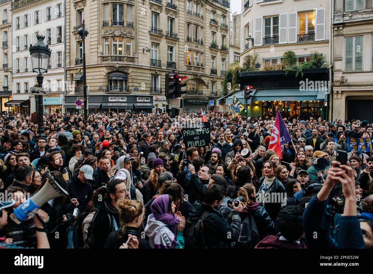 Jan Schmidt-Whitley/Le Pictorium - 17/4/2023 - Frankreich / Paris / Paris - plusieurs milliers de personnes se sont reunies devant la mairie du 10e Arrondissement de Paris pour protester contre la Politique de Emmanuel Macron et contre la reforme des retraites. Plusieurs centaines de personnes ont ensuite parcouru Paris Pendant plusieurs heures en formant de multiples corteges sauvages et jouant au Chat et a la souris avec les Forces de l'ordre depassees par les evenements et la mobilite des groupes formiert majoritairement de jeunes etudiants. / 17/4/2023 - Frankreich / Paris / Paris - Seve Stockfoto