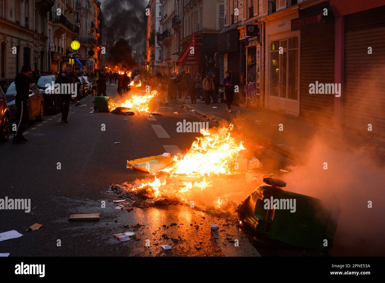 Julien Mattia / Le Pictorium - 18/4/2023 - Frankreich / Paris / Paris - des feux de poubelles sont allumes dans la rue du Chateau d'Eau (10 Arr.) A Paris par les manifestants lors de la manifestation sauvage a Paris le 17 Avril 2023. / 18/4/2023 - Frankreich / Paris / Paris - Mülltonnen brennen in der Rue du Chateau d'Eau (10 Arr.) In Paris von Demonstranten während der wilden Demonstration in Paris am 17. April 2023. Stockfoto