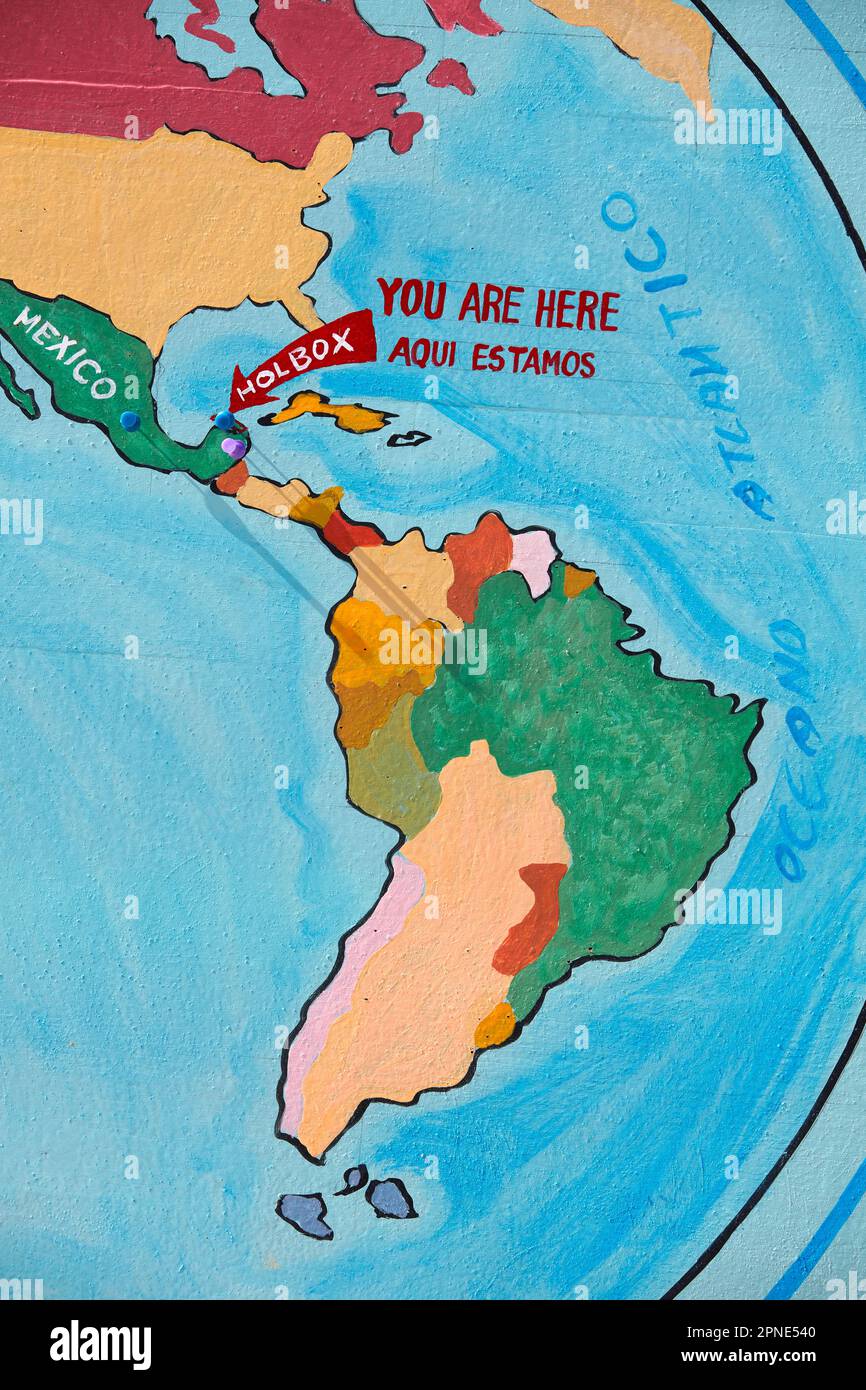 Holbox ist auf einer Karte des amerikanischen Kontinents markiert, gemalt an einer Wand, Yucatan, Mexiko. Stockfoto