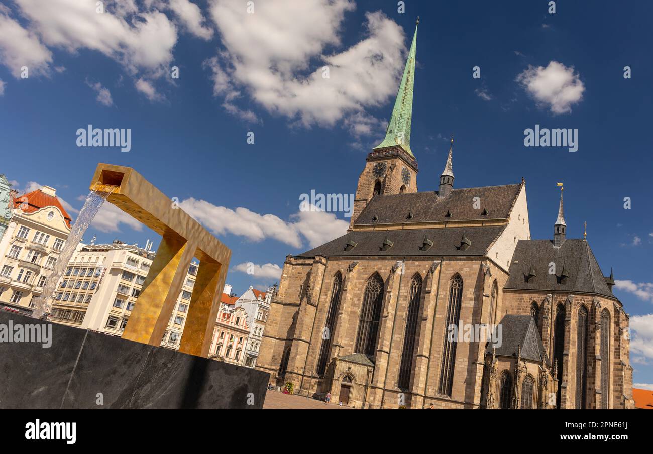 PILSEN, TSCHECHISCHE REPUBLIK, EUROPA - die Kathedrale von St. Bartholomew, eine gotische Kirche auf dem Hauptplatz von Pilsen. Moderner Brunnen auf der linken Seite. Stockfoto