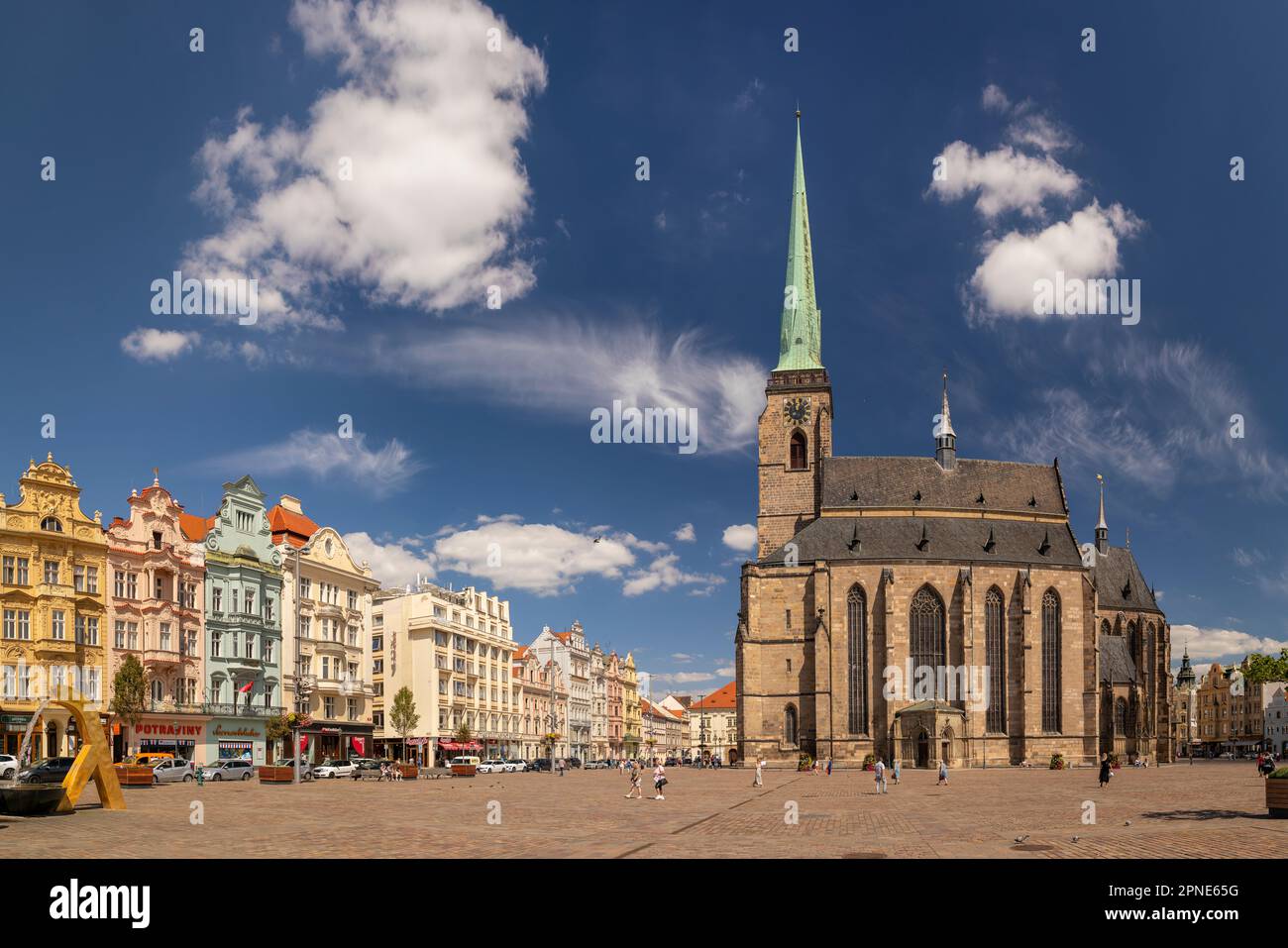 PILSEN, TSCHECHISCHE REPUBLIK, EUROPA - die Kathedrale von St. Bartholomew, eine gotische Kirche auf dem Hauptplatz von Pilsen. Stockfoto