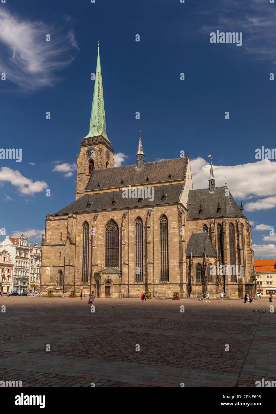 PILSEN, TSCHECHISCHE REPUBLIK, EUROPA - die Kathedrale von St. Bartholomew, eine gotische Kirche auf dem Hauptplatz von Pilsen. Stockfoto