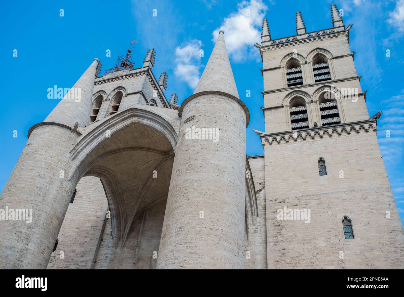 Südfassade der Kathedrale von Montpellier. Stockfoto