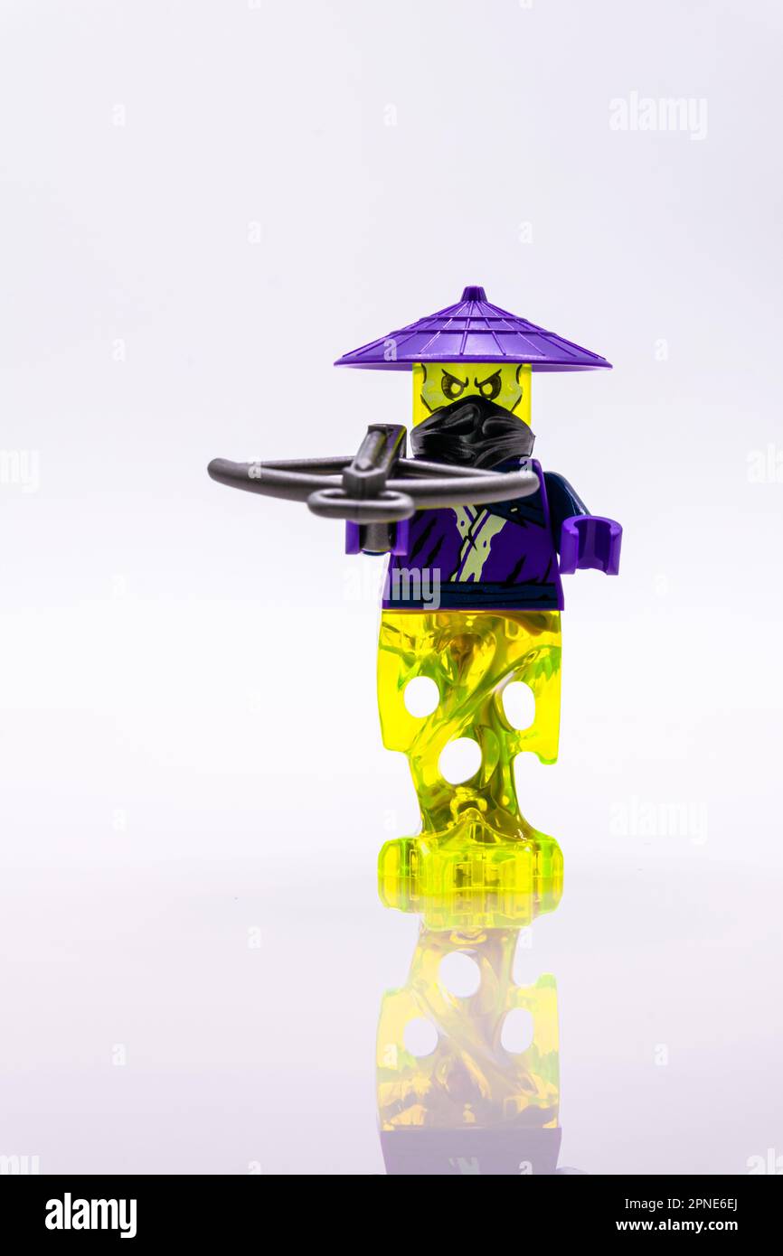 Geisterbogenschütze lego ninjago Minifigurierspielzeug mit Reflexion und weißem Hintergrund Stockfoto