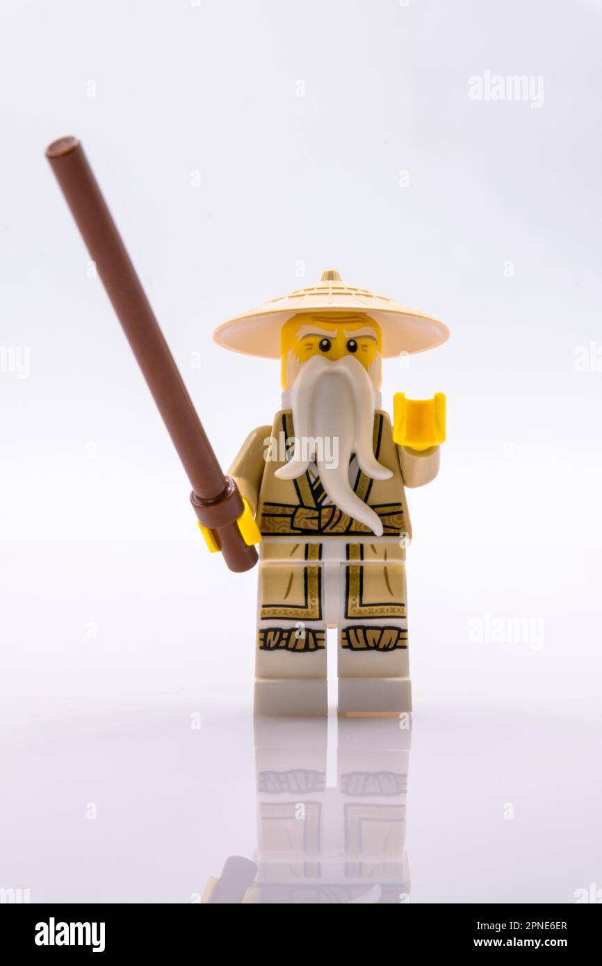 Meister Wu lego ninjago Minifigurierspielzeug mit Reflexion und weißem Hintergrund Stockfoto