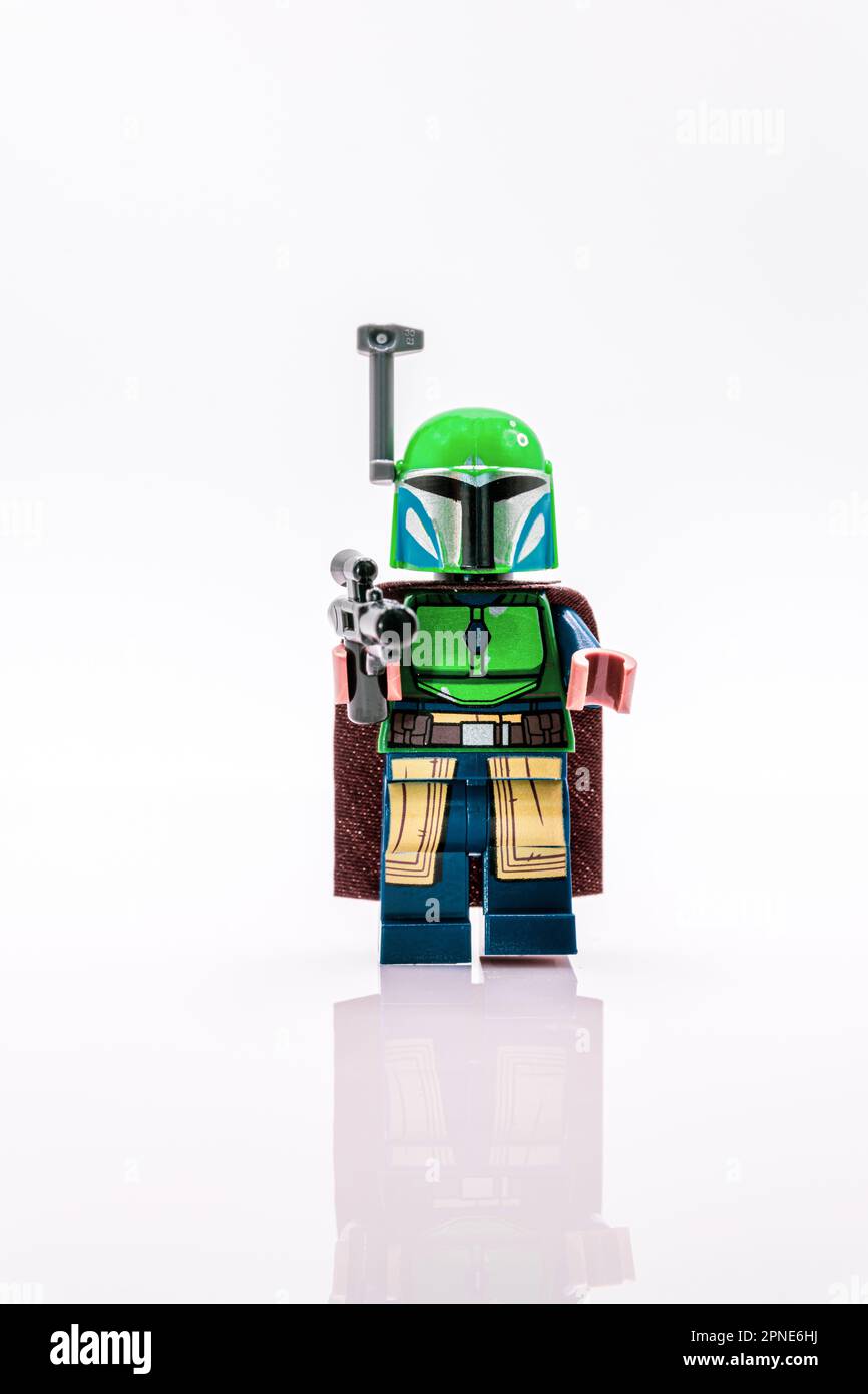 Star Wars Mandalorian lego-Miniaturspielzeug mit Reflexion und weißem Hintergrund Stockfoto