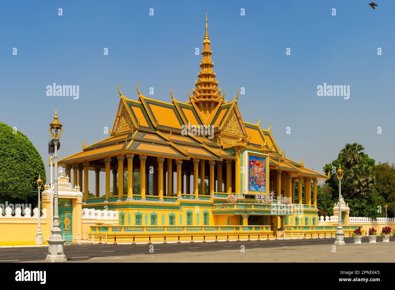 Der Königspalast von Kambodscha an einem sonnigen Tag ohne Menschen, Phnom Penh, Kambodscha Stockfoto