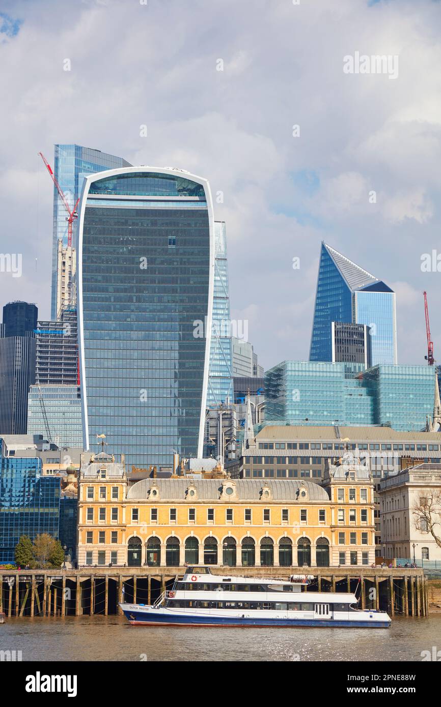 Das Gebäude Old Billingsgate Market in viktorianischer Architektur mit der 20. Fenchurch Street im Hintergrund, River Thames, London, Großbritannien. Stockfoto