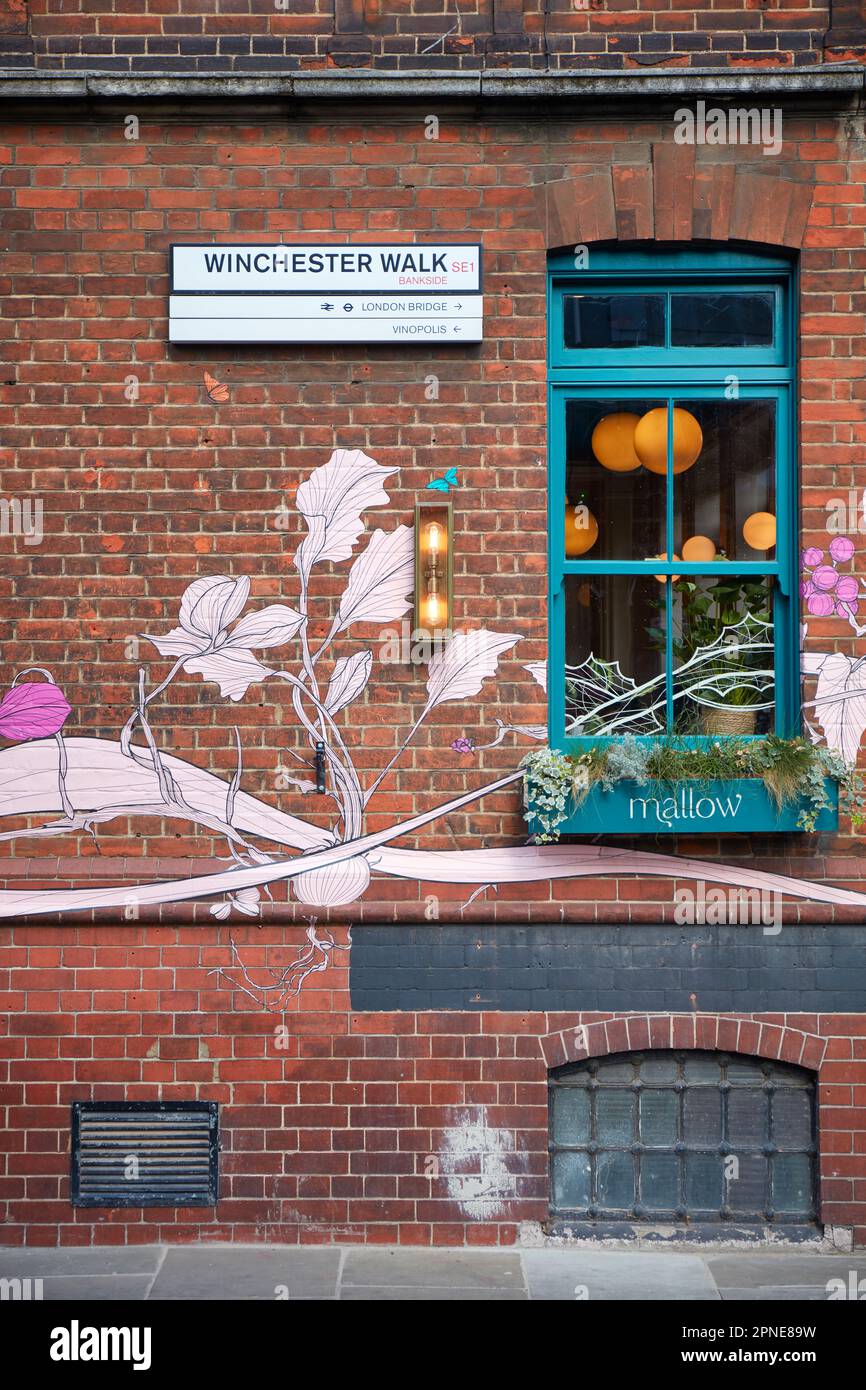 Das Fenster des Mallow Borough Market Plant-Restaurants am Winchester Walk, Bankside, London, Großbritannien. Stockfoto