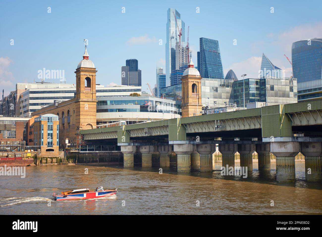 Ein Boot mit der britischen Flagge, das an der Southwark Bridge und Walbrook Wharf, London, Vereinigtes Königreich vorbeifährt. Stockfoto