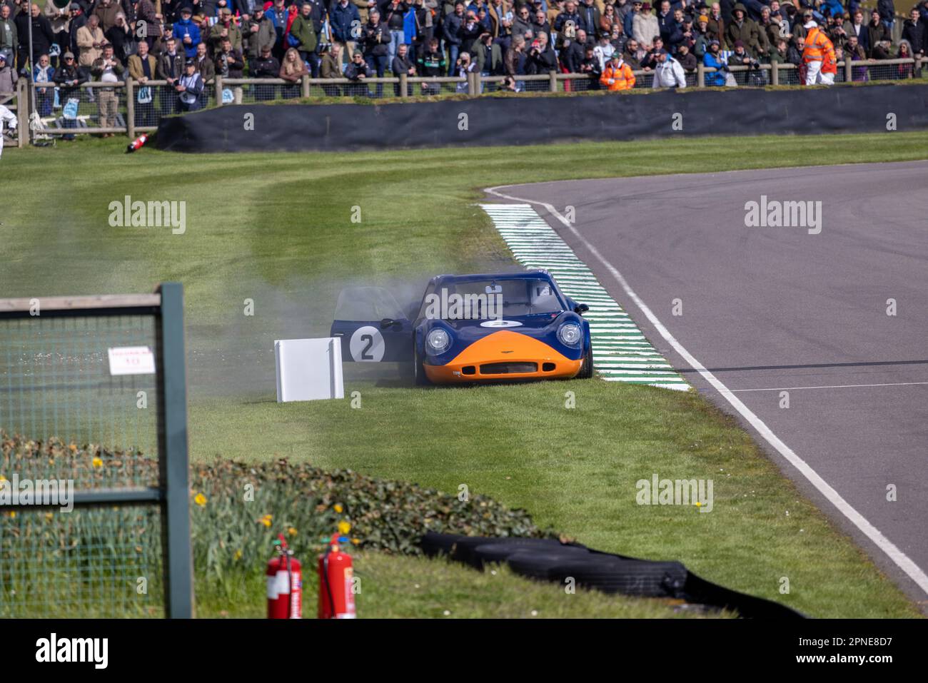 April 2023 - Chevron hielt kurz nach der Schikane beim Goodwood Members Meeting 80 an. Stockfoto