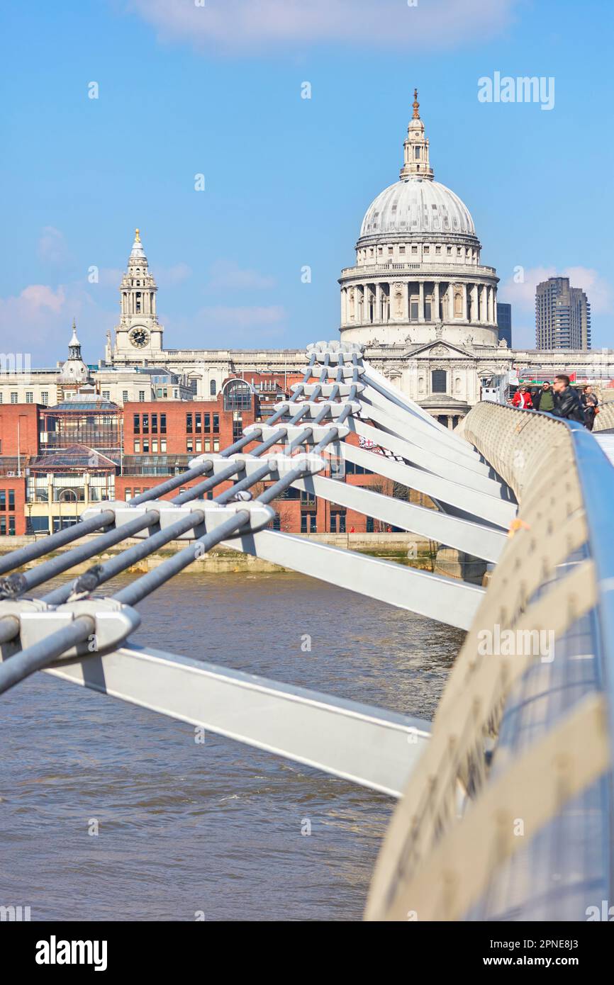 Die Millennium Bridge mit der St. Paul Cathedral im Hintergrund, London, Großbritannien. Stockfoto