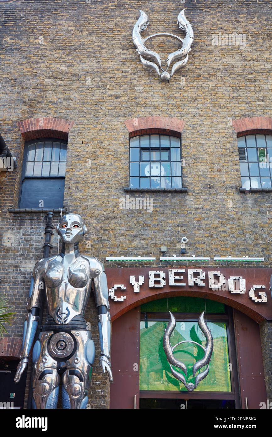 Die Hauptfassade des Cyberdog-Shops in Camden Town, London, Vereinigtes Königreich. Stockfoto