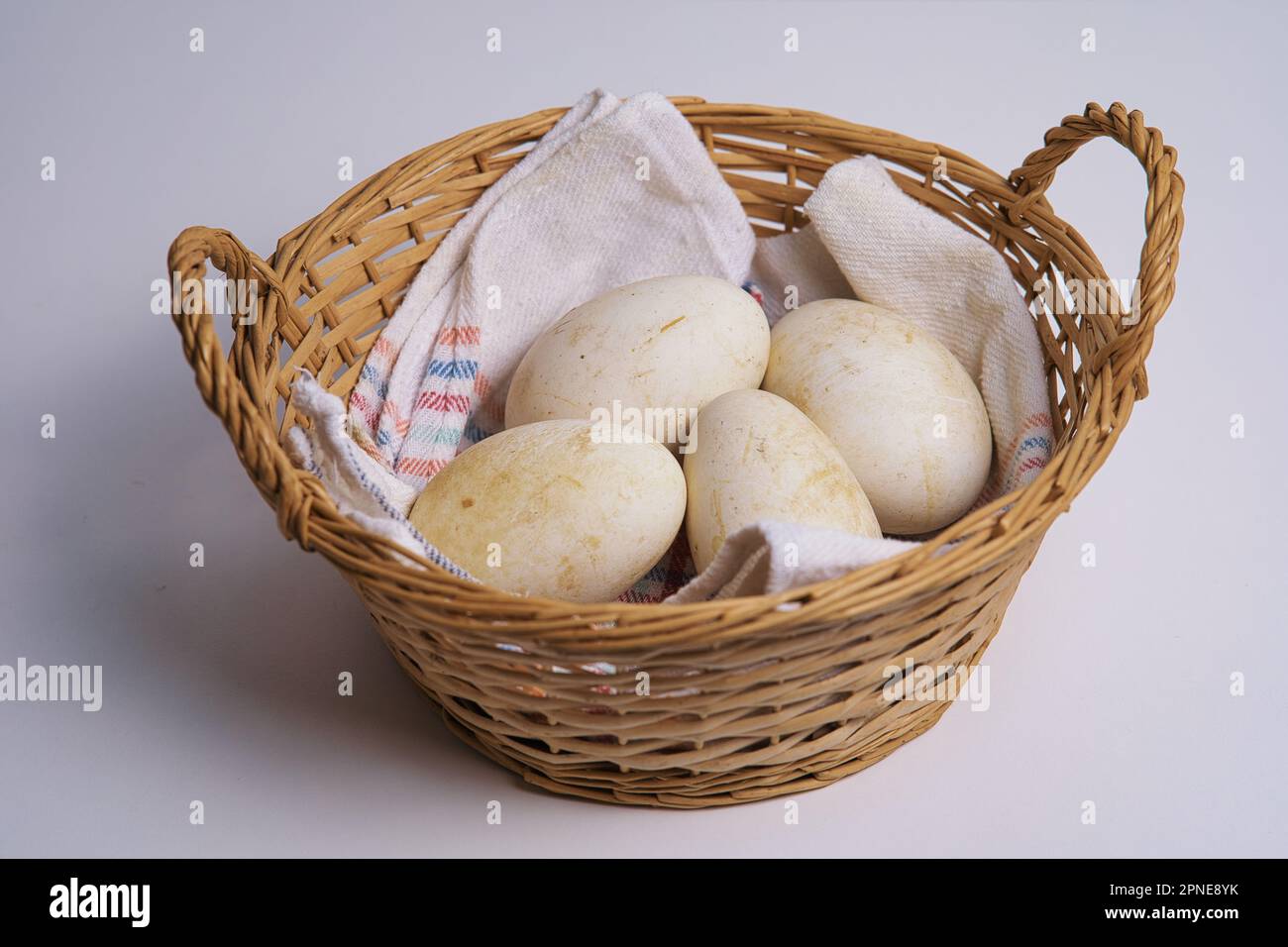 Gänseeier in einem Korb Stockfoto