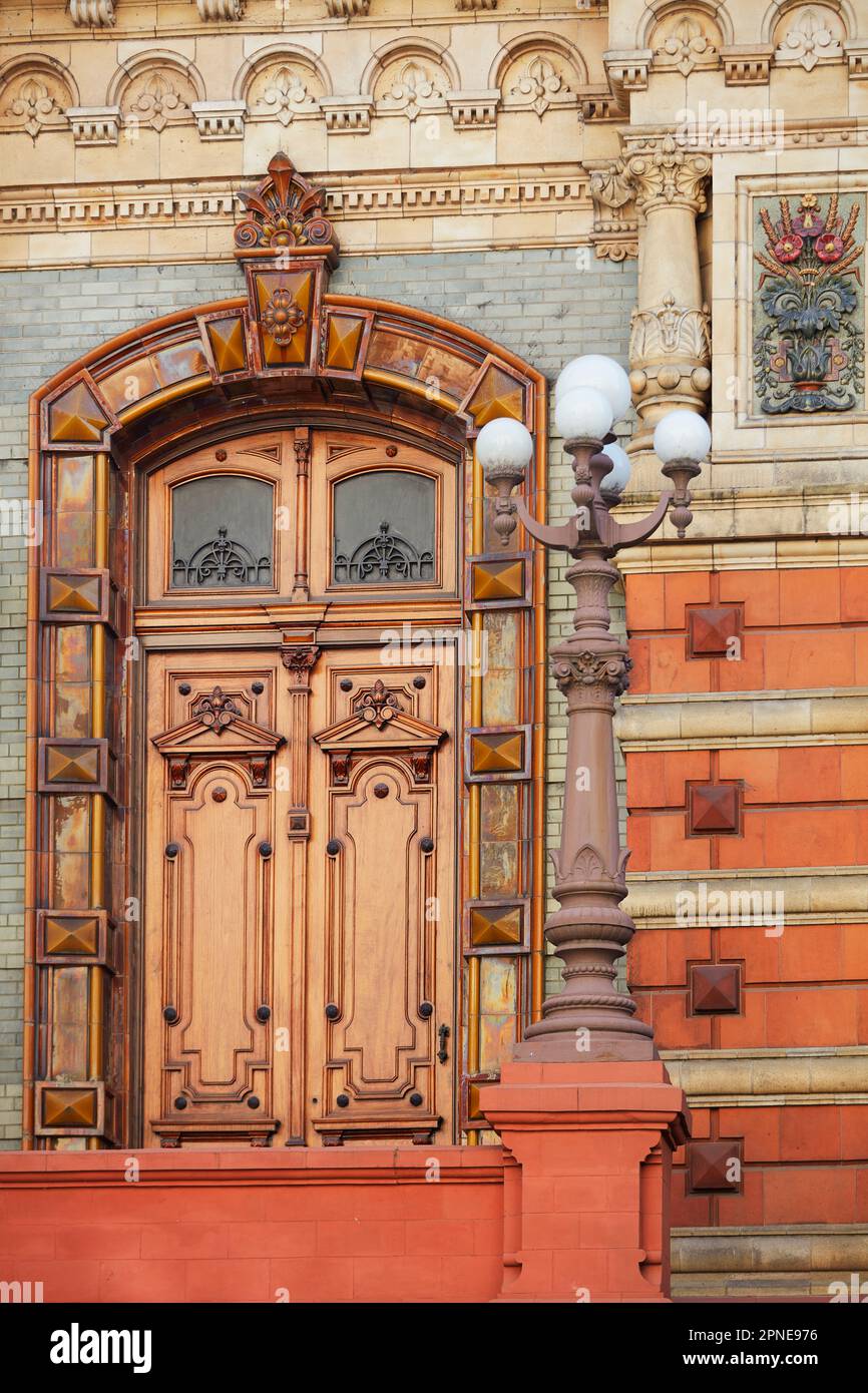 Eine der Türen des „Palacio de Aguas Corrientes“ im französischen Renaissance-Architekturstil, Balvanera, Buenos Aires, Argentinien. Der Palast war Cov Stockfoto