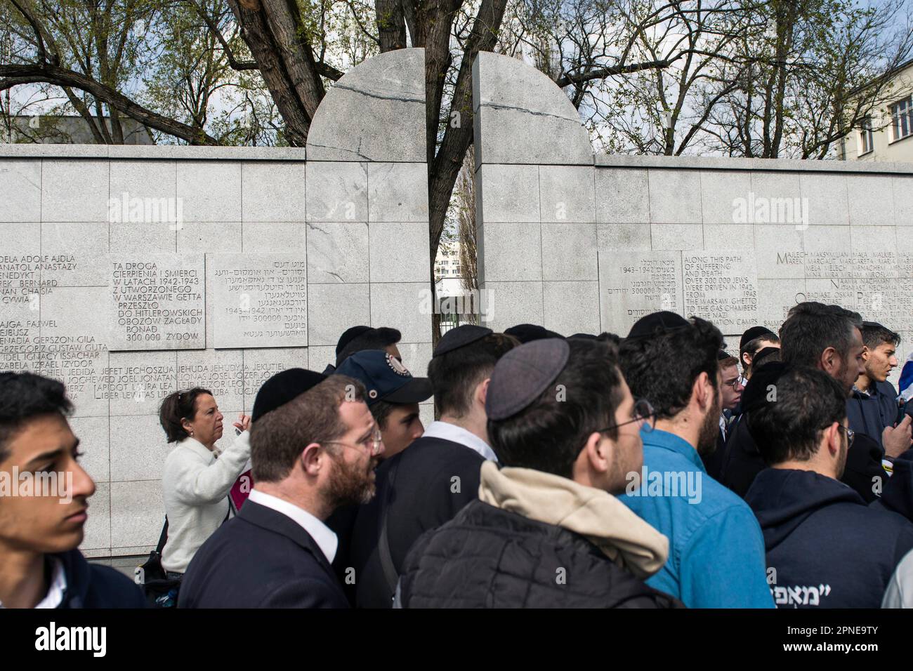 Eine Gruppe israelischer Studenten singt an der Umschlagplatz