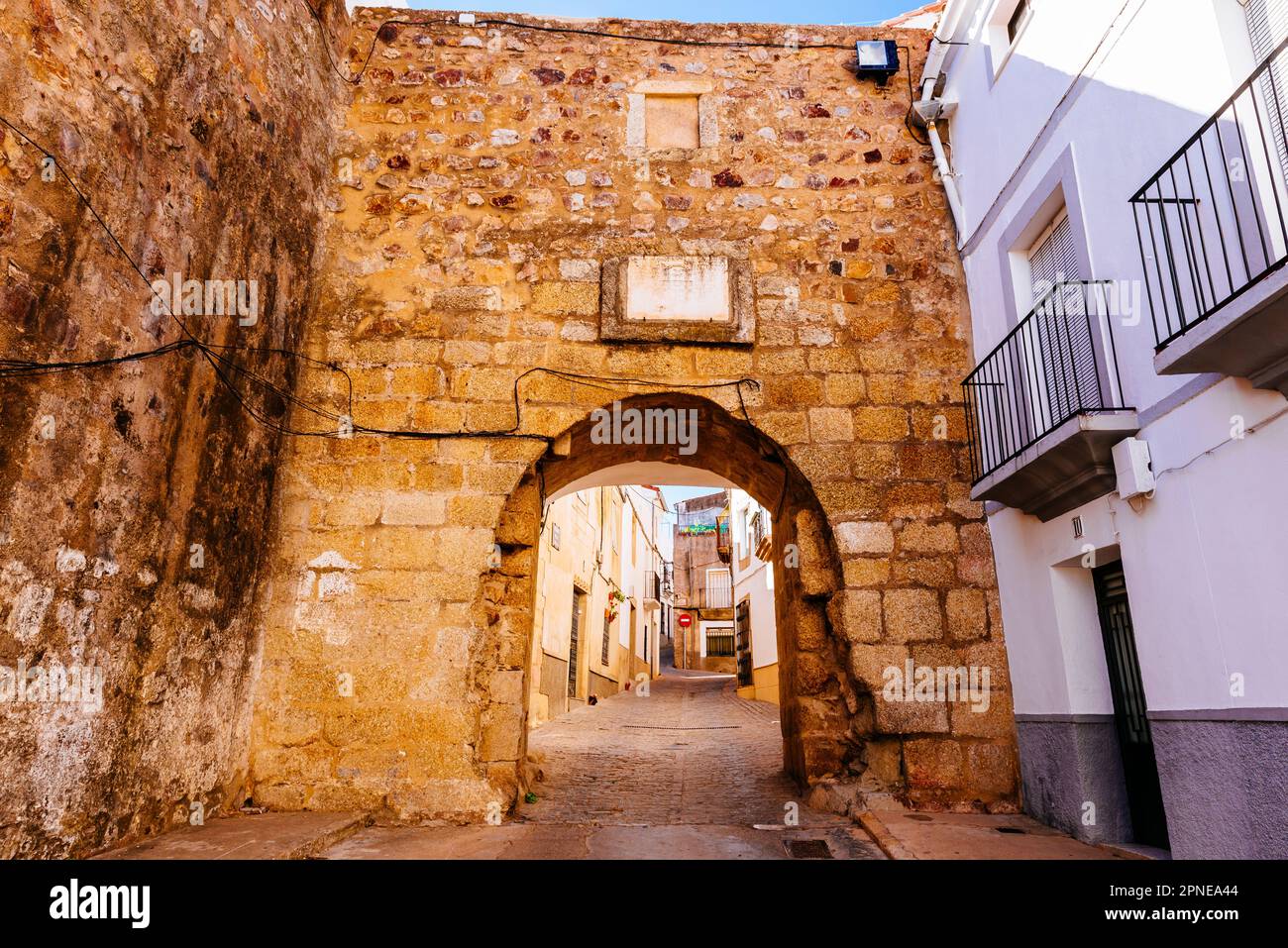 Puerta de la Villa oder Puerta de Belén, außerhalb der Mauern zu sehen. Es ist Teil des Wandgehäuses. Alburquerque, Badajoz, Extremadura, Spanien Stockfoto