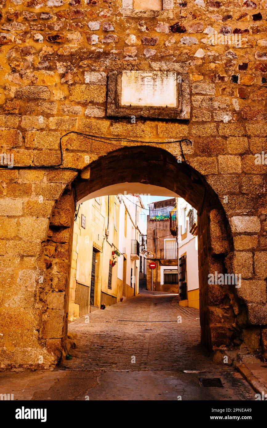 Puerta de la Villa oder Puerta de Belén, außerhalb der Mauern zu sehen. Es ist Teil des Wandgehäuses. Alburquerque, Badajoz, Extremadura, Spanien Stockfoto