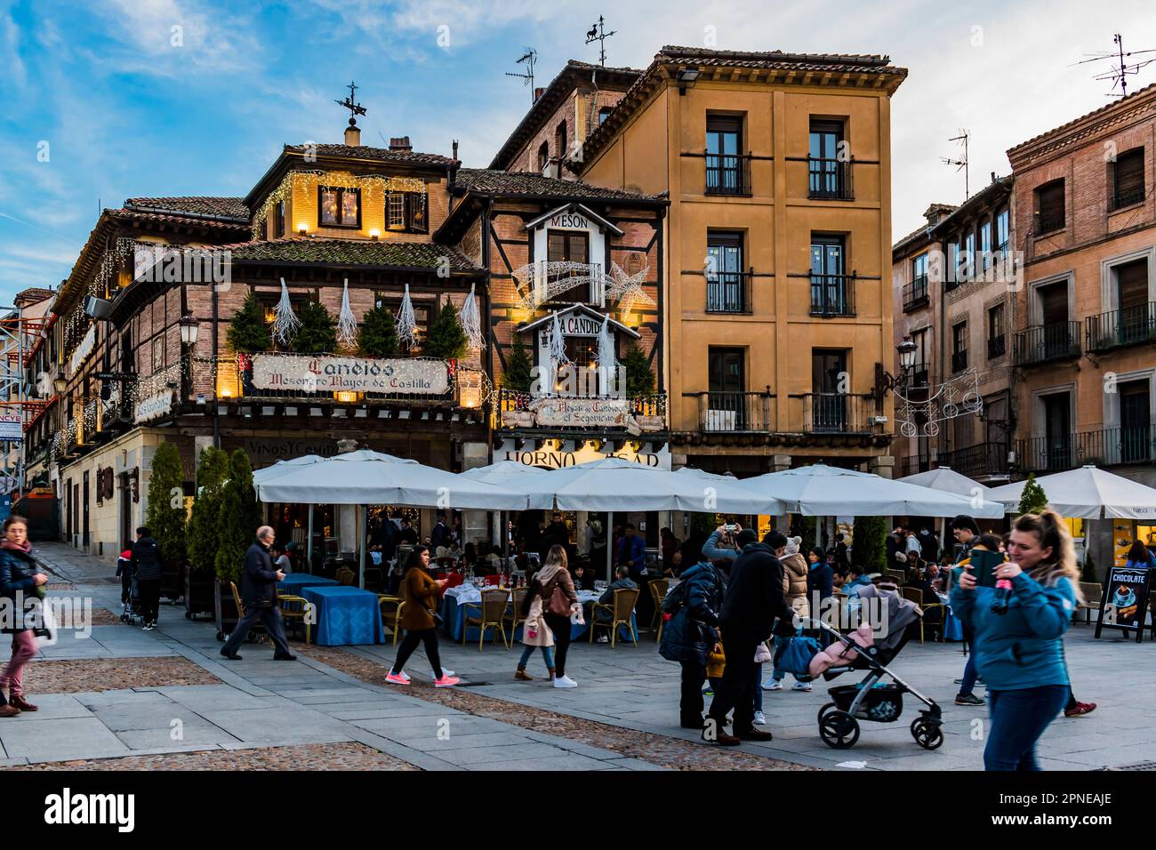 Das beliebte Mesón de Cándido mit der Fassade, dekoriert für Weihnachten. Das Restaurant ist auf segovianische Gerichte spezialisiert. Segovia, Castilla y León, Spanien, Europa Stockfoto