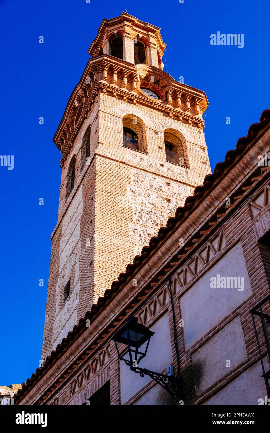 Detail des Mudejar-Turms des Teatro Lope de Vega - Lope de Vega Theater, ehemaliges College der Gesellschaft Jesu. Anfangs war es ein College, lat Stockfoto