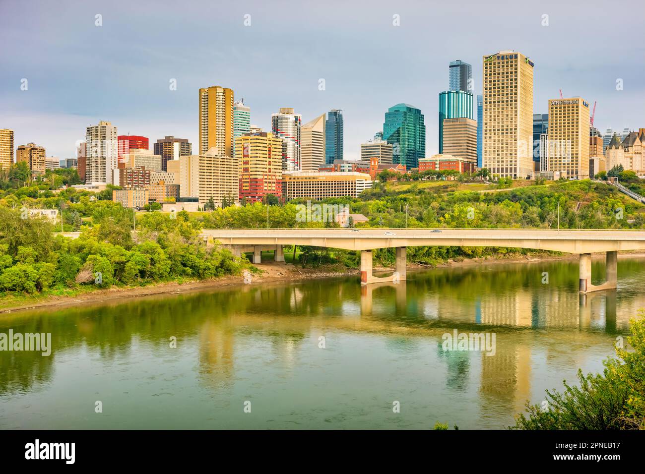 Skyline der Innenstadt von Edmonton, Alberta, Kanada und North Saskatchewan River. Stockfoto