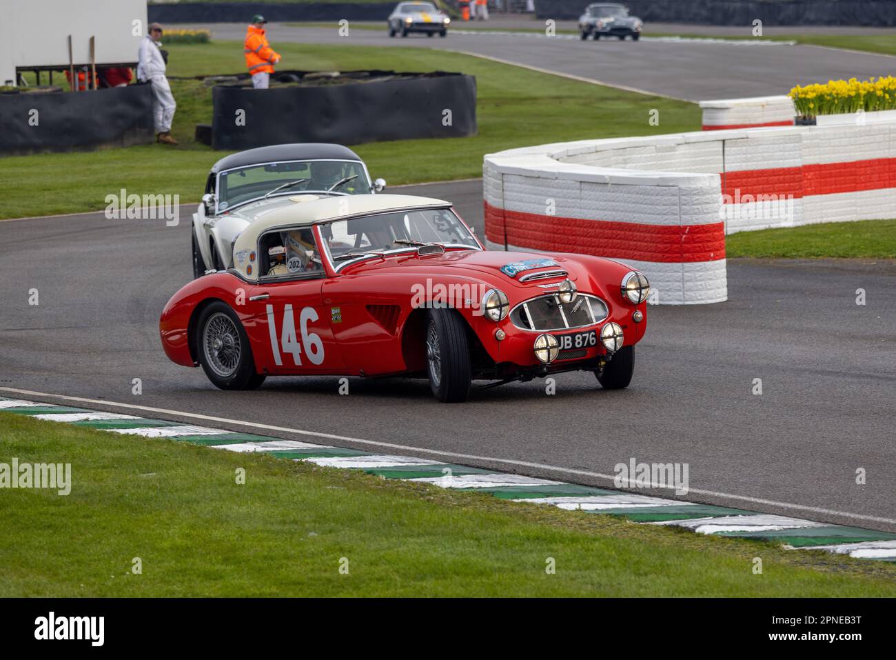 April 2023 - Red Austin Healy überrollt aus der Schikane beim Goodwood Member Meeting 80. Stockfoto