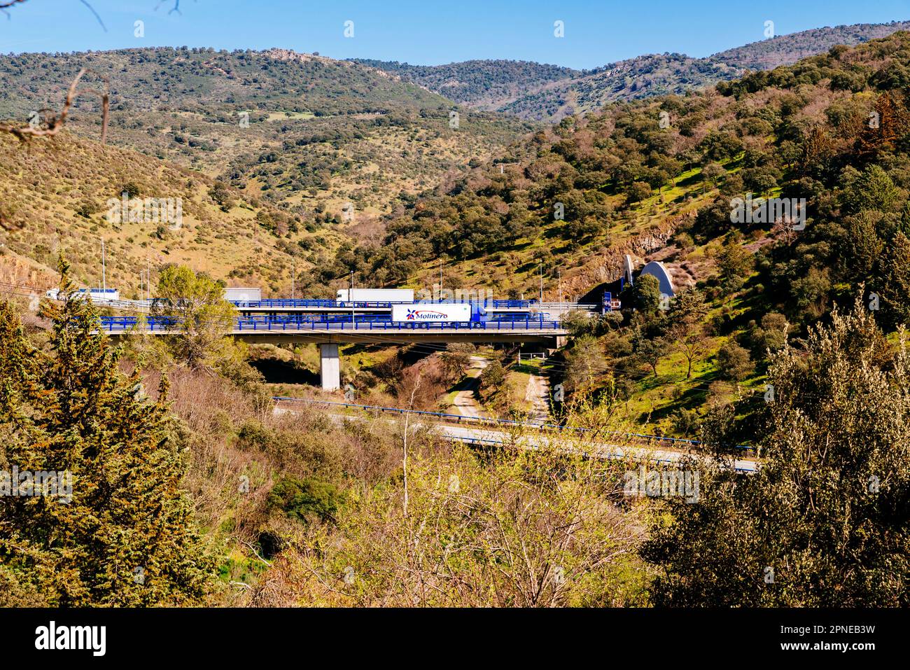 Lastwagen, die die Despeñaperros-Passage überqueren, fahren auf der neuen Autobahn. Despeñaperros Gebirgspass. Santa Elena, Jaén, Andalucía, Spanien, Europa Stockfoto