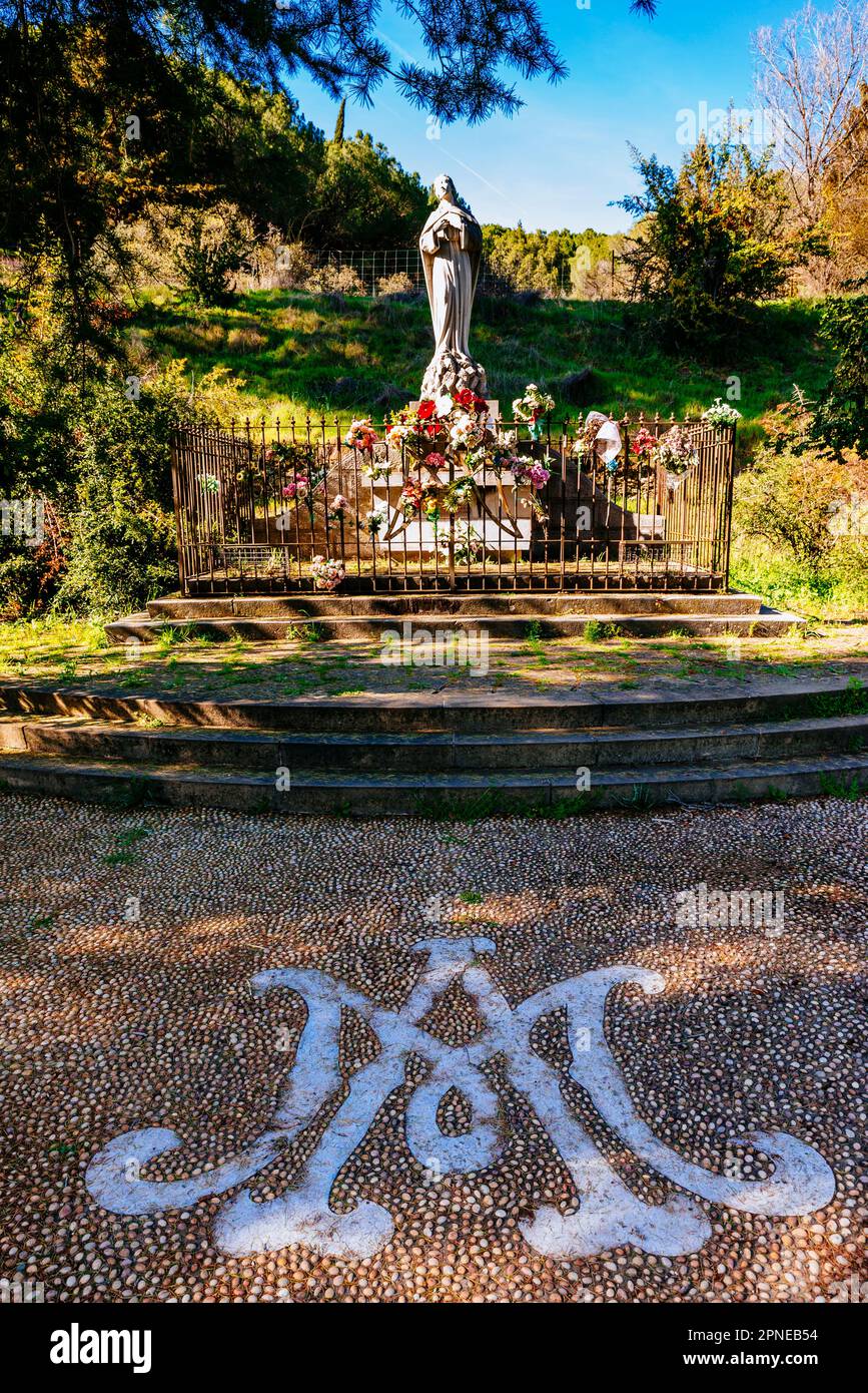 Virgen de Despeñaperros, die Statue der Jungfrau, befindet sich neben der alten Nationalstraße N4A in Richtung Andalusien. María Josefa Segovia. Santa Elena, Stockfoto