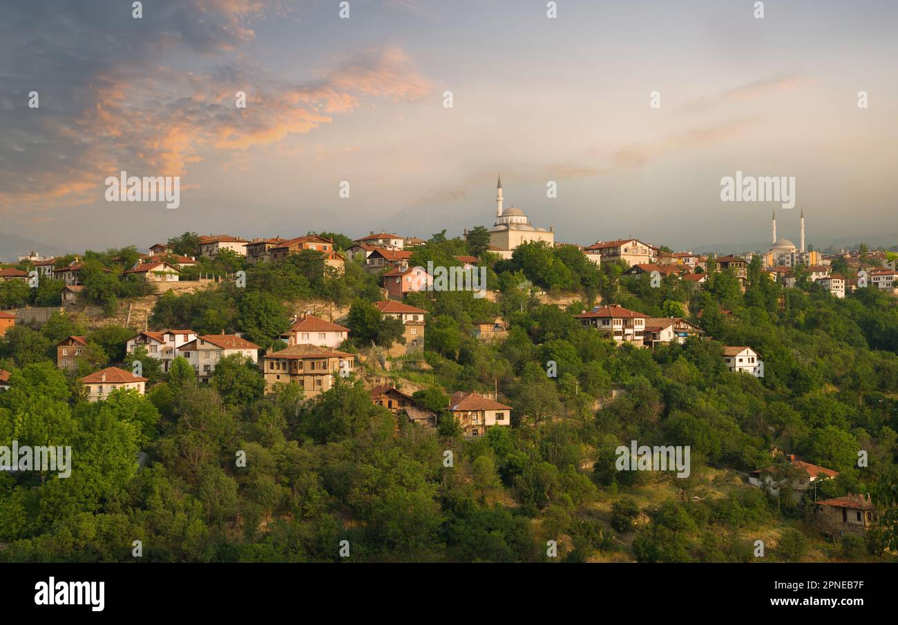 Safranbolu, Karabuk, Türkiye. Vormittagsblick auf die historische Stadt Safranbolu an einem Sommertag. Es befindet sich auf dem UNESCO-Weltkulturerbe Stockfoto