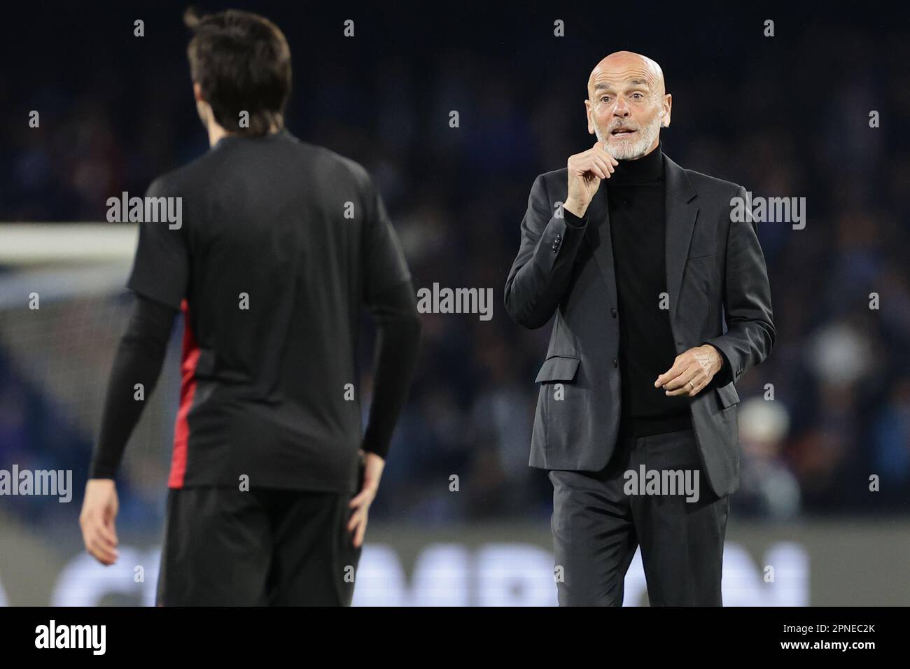 Neapel, Italien. 18. April 2023. Stefano Pioli Cheftrainer des AC Mailand während der Aufwärmphase vor dem Champions League-Fußballspiel zwischen SSC Napoli und AC Mailand im Diego Armando Maradona Stadion in Neapel (Italien), April 18. 2023. Kredit: Insidefoto di andrea staccioli/Alamy Live News Stockfoto
