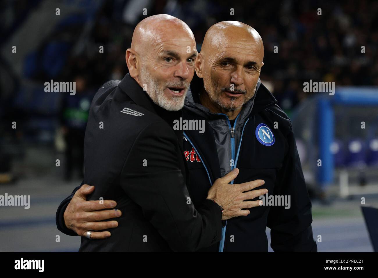 Neapel, Italien. 18. April 2023. Stefano Pioli Cheftrainer des AC Mailand und Luciano Spalletti Cheftrainer der SSC Napoli begrüßen sich gegenseitig beim Champions League-Fußballspiel zwischen SSC Napoli und AC Mailand im Diego Armando Maradona Stadion in Neapel (Italien), April 18. 2023. Kredit: Insidefoto di andrea staccioli/Alamy Live News Stockfoto