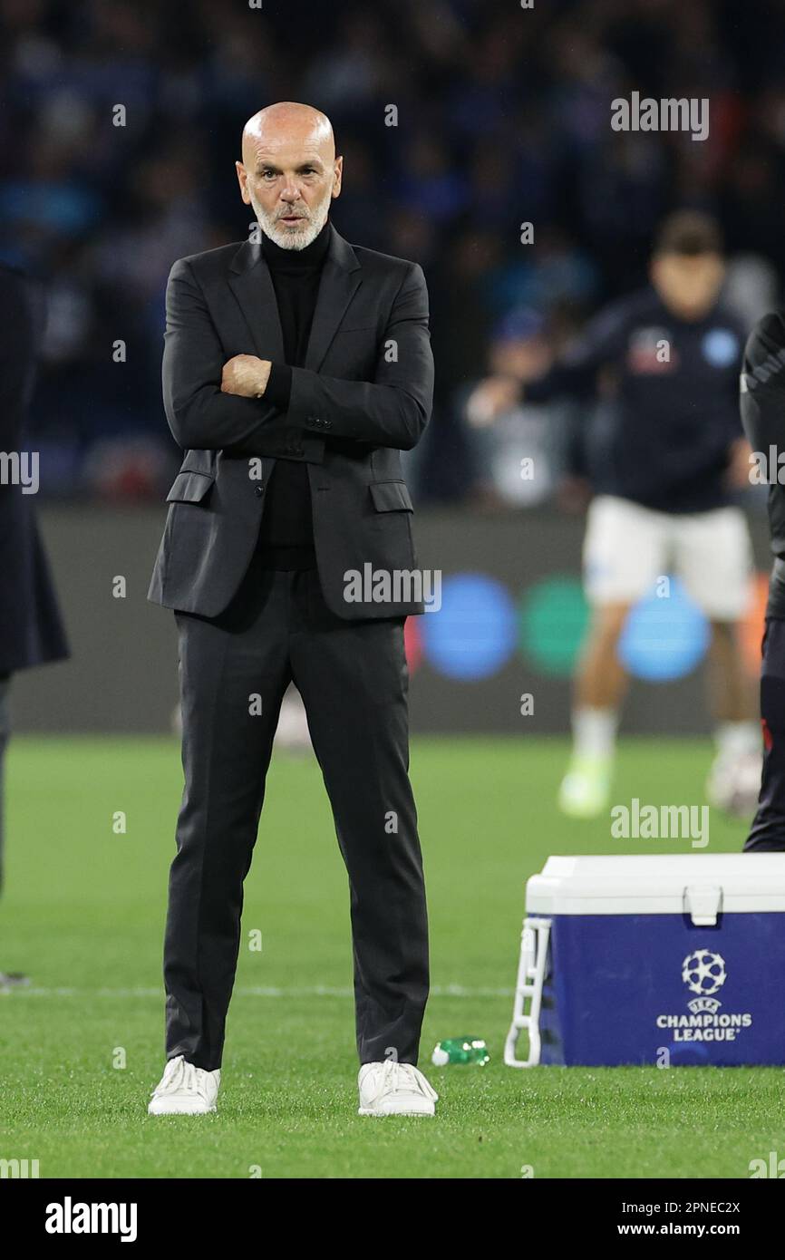 Neapel, Italien. 18. April 2023. Stefano Pioli Cheftrainer des AC Mailand während der Aufwärmphase vor dem Champions League-Fußballspiel zwischen SSC Napoli und AC Mailand im Diego Armando Maradona Stadion in Neapel (Italien), April 18. 2023. Kredit: Insidefoto di andrea staccioli/Alamy Live News Stockfoto