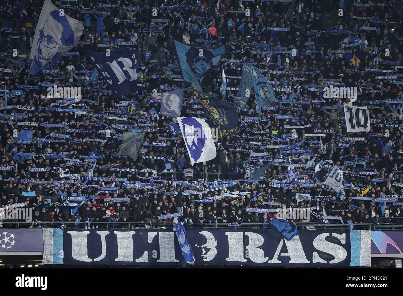 Neapel, Italien. 18. April 2023. Fans aus Neapel feuern beim Champions League-Fußballspiel zwischen SSC Napoli und AC Milan im Diego Armando Maradona Stadion in Neapel (Italien) am 18. 2023. April an. Kredit: Insidefoto di andrea staccioli/Alamy Live News Stockfoto