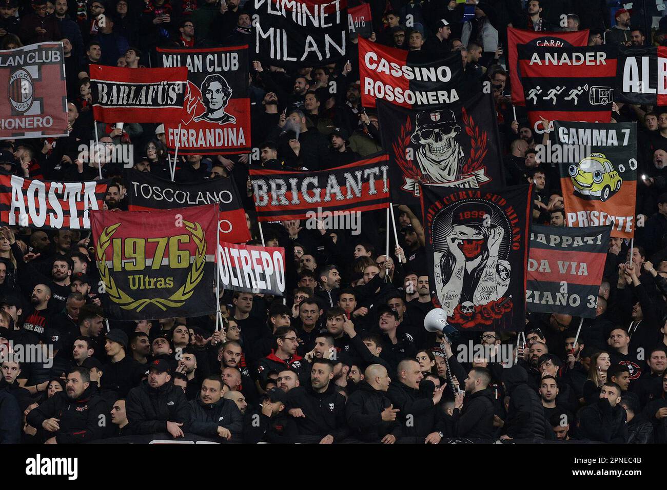 Neapel, Italien. 18. April 2023. Mailänder Fans feuern beim Champions League-Fußballspiel zwischen SSC Napoli und AC Milan im Diego Armando Maradona Stadion in Neapel (Italien) am 18. 2023. April an. Kredit: Insidefoto di andrea staccioli/Alamy Live News Stockfoto