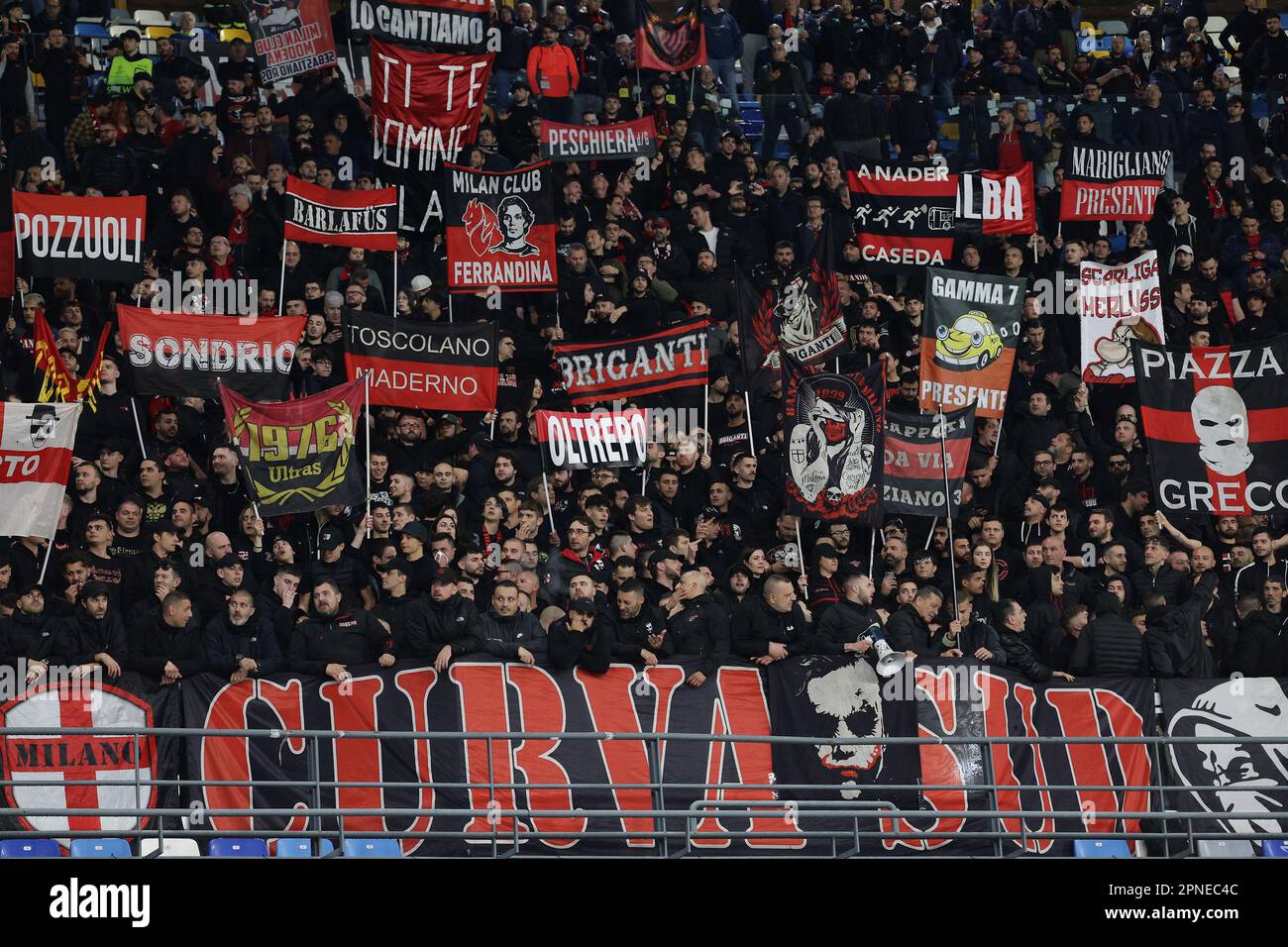 Neapel, Italien. 18. April 2023. Mailänder Fans feuern beim Champions League-Fußballspiel zwischen SSC Napoli und AC Milan im Diego Armando Maradona Stadion in Neapel (Italien) am 18. 2023. April an. Kredit: Insidefoto di andrea staccioli/Alamy Live News Stockfoto