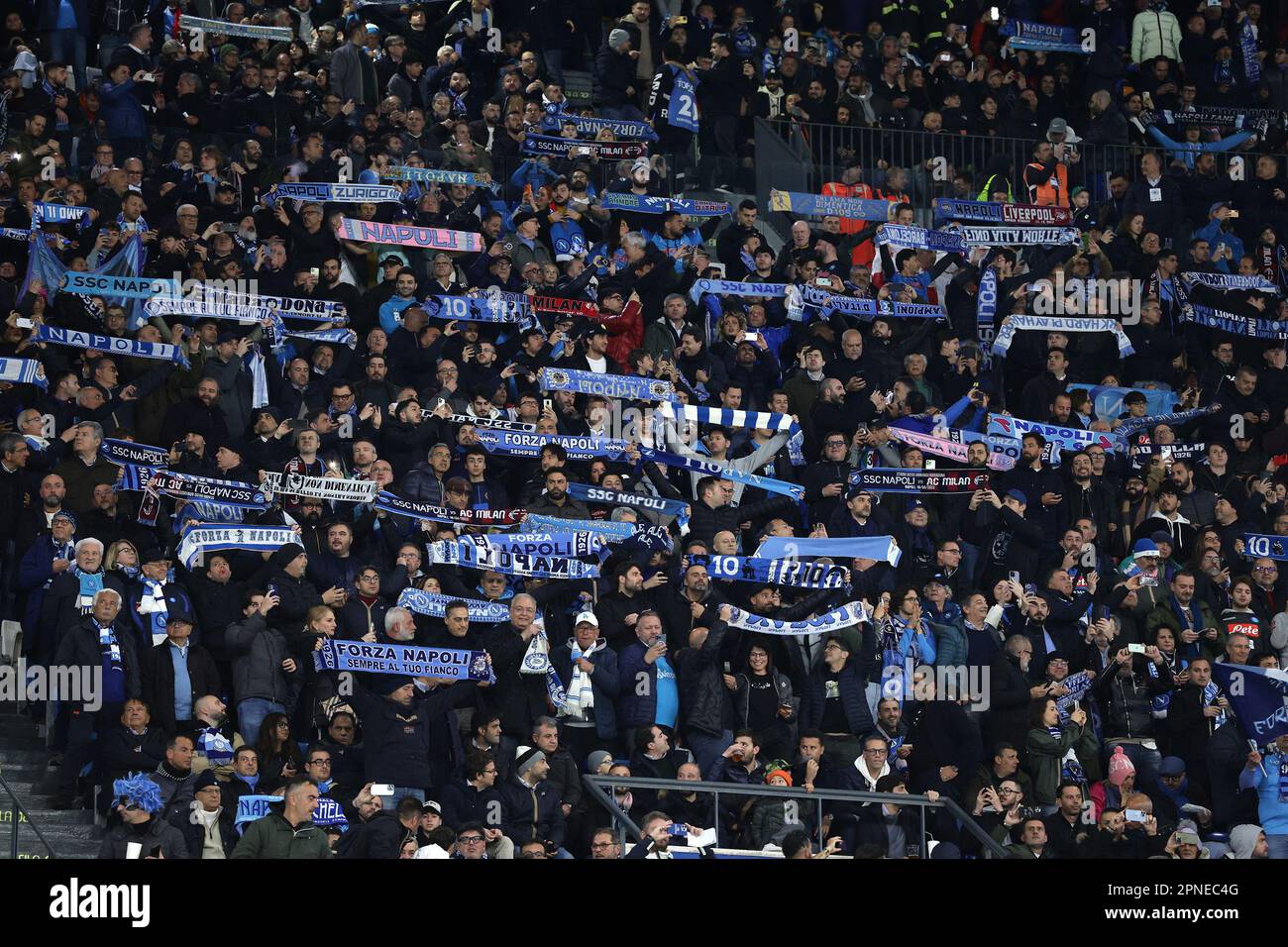 Neapel, Italien. 18. April 2023. Fans aus Neapel feuern beim Champions League-Fußballspiel zwischen SSC Napoli und AC Milan im Diego Armando Maradona Stadion in Neapel (Italien) am 18. 2023. April an. Kredit: Insidefoto di andrea staccioli/Alamy Live News Stockfoto