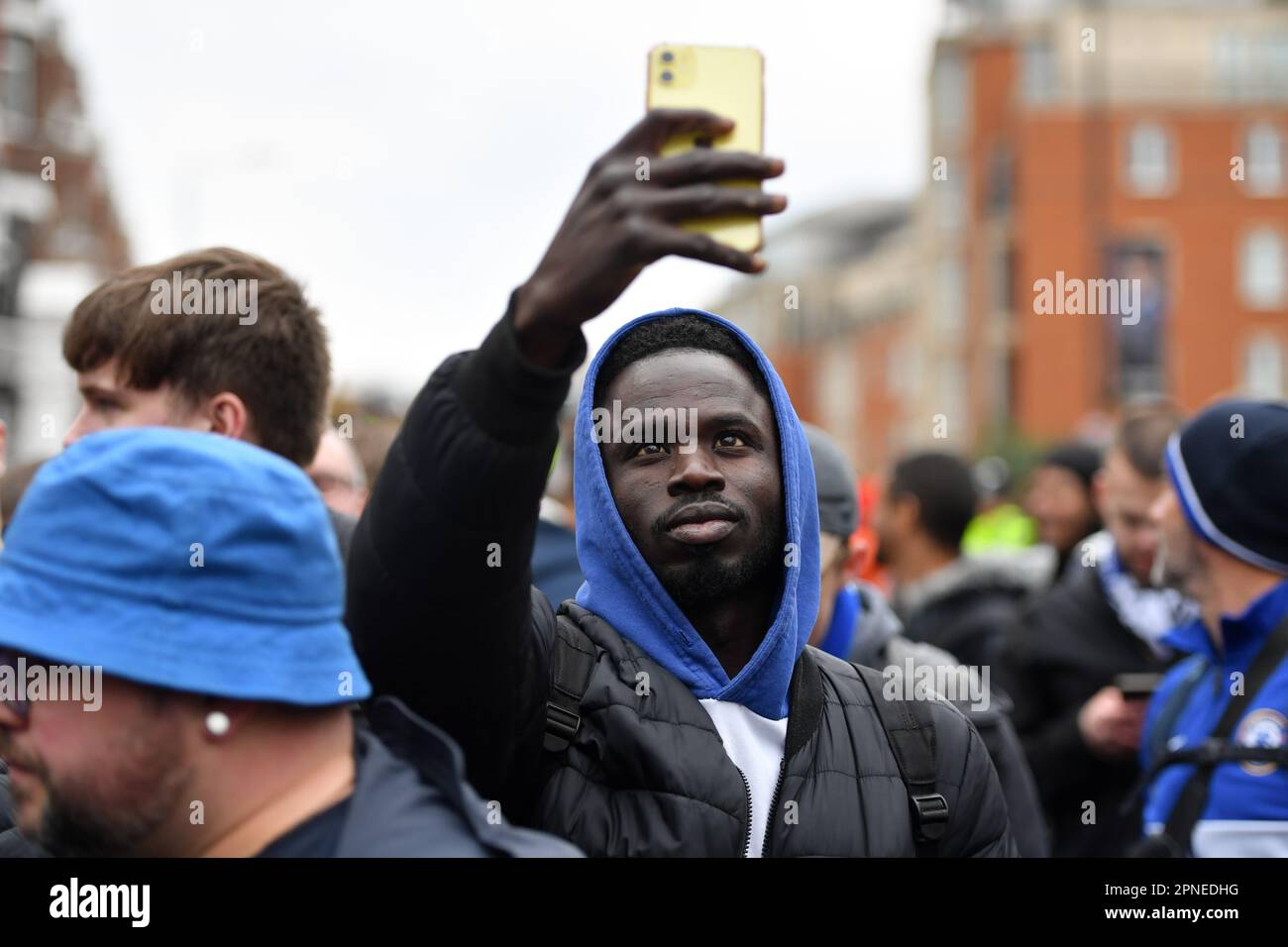 Stamford Bridge, London, England, Großbritannien. 18. April 2023. Fans, die vor dem Viertelfinale der Champions League zwischen Chelsea und Real Madrid ankommen: Anerkennung: Ashley Western/Alamy Live News Stockfoto