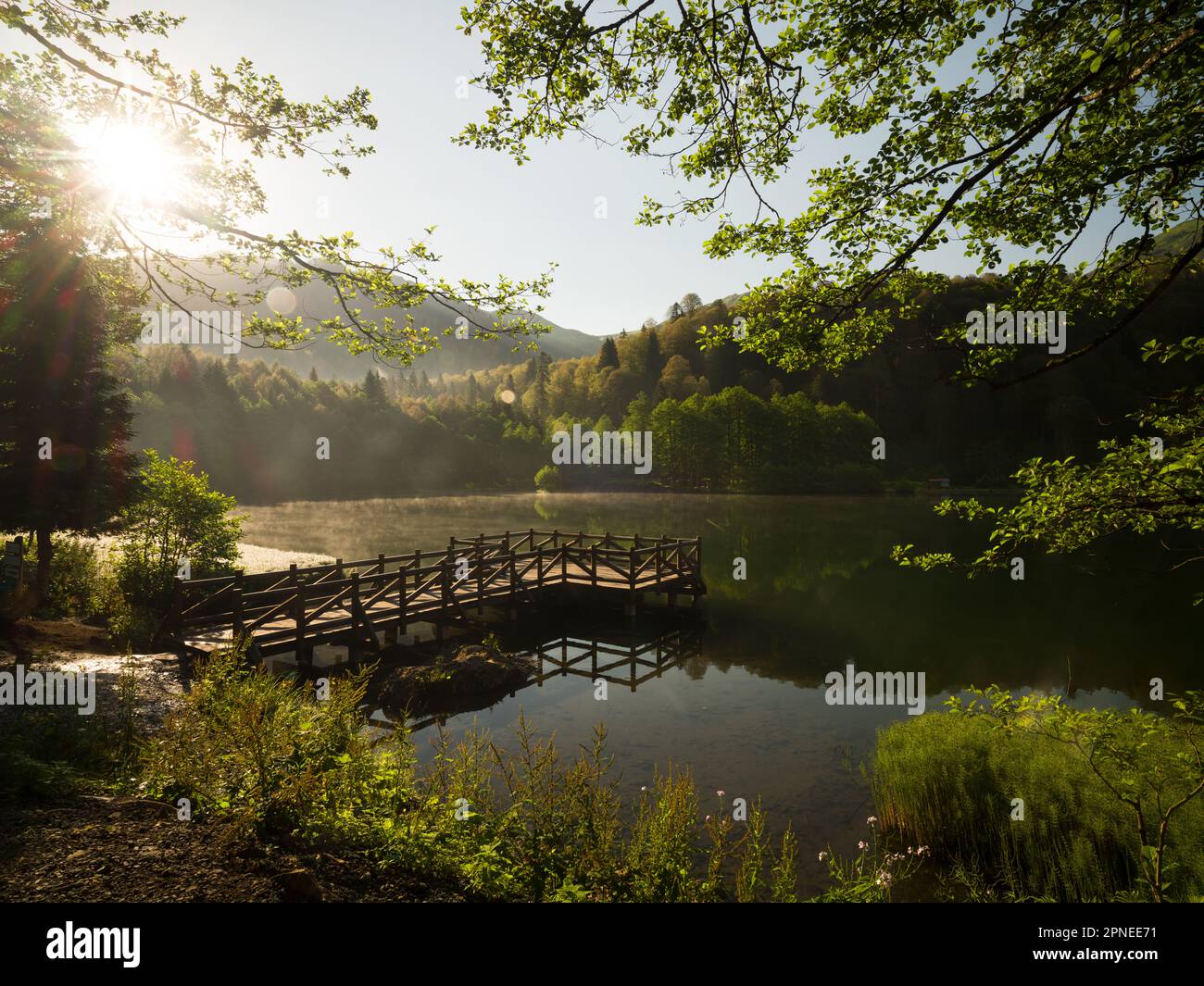 Wunderschöner See. Vormittag im Naturpark Borcka Karagol. Sommersaison. Artvins beliebtestes Reiseziel. Die Natur der Schwarzmeerregion. Ar Stockfoto