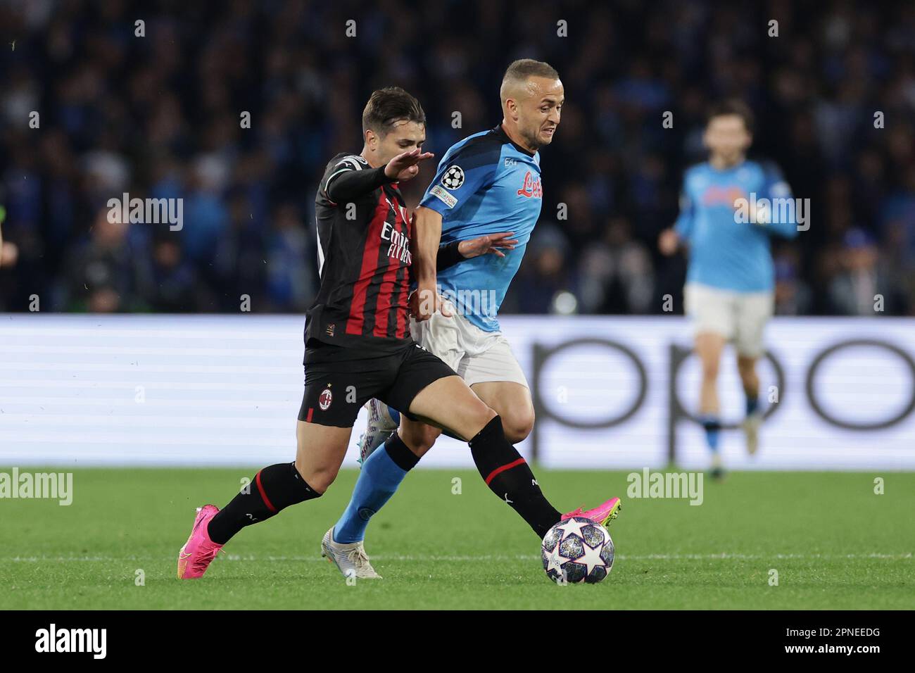Neapel, Italien. 18. April 2023. Brahim Diaz von AC Milan und Stanislav Lobotka von SSC Napoli treten während des Champions League-Fußballspiels zwischen SSC Napoli und AC Milan im Diego Armando Maradona Stadion in Neapel (Italien) im April 18. 2023 um den Ball an. Kredit: Insidefoto di andrea staccioli/Alamy Live News Stockfoto