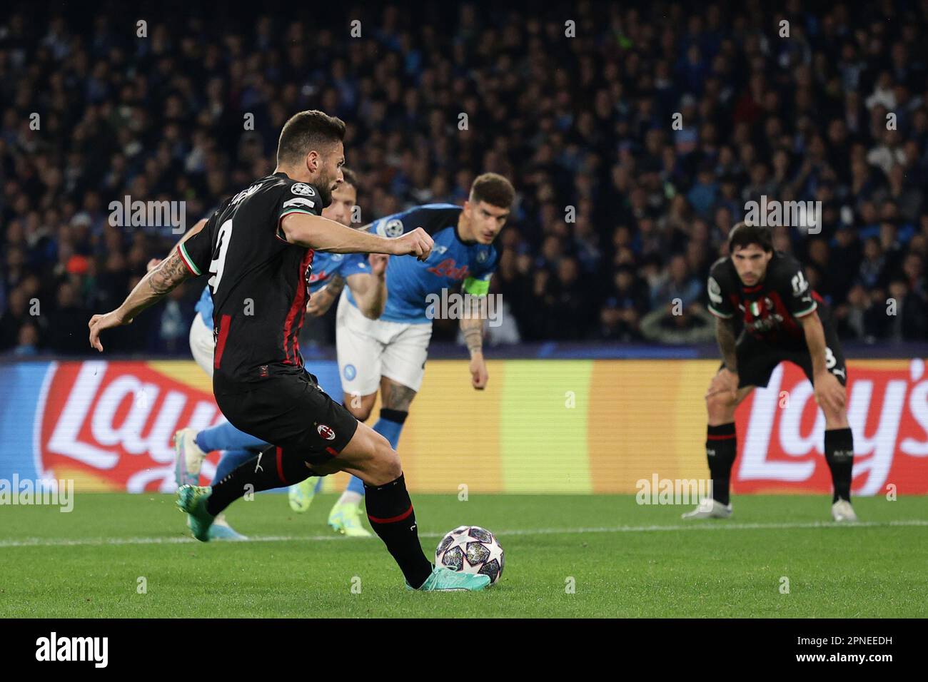 Neapel, Italien. 18. April 2023. Olivier Giroud von AC Milan Penalty während des Champions League-Fußballspiels zwischen SSC Napoli und AC Milan im Diego Armando Maradona Stadion in Neapel (Italien), April 18. 2023. Kredit: Insidefoto di andrea staccioli/Alamy Live News Stockfoto