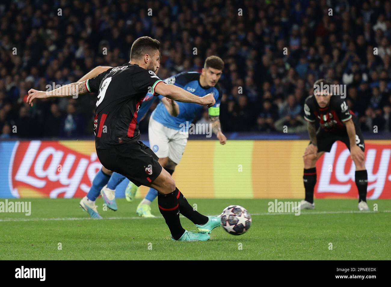 Neapel, Italien. 18. April 2023. Olivier Giroud von AC Milan Penalty während des Champions League-Fußballspiels zwischen SSC Napoli und AC Milan im Diego Armando Maradona Stadion in Neapel (Italien), April 18. 2023. Kredit: Insidefoto di andrea staccioli/Alamy Live News Stockfoto