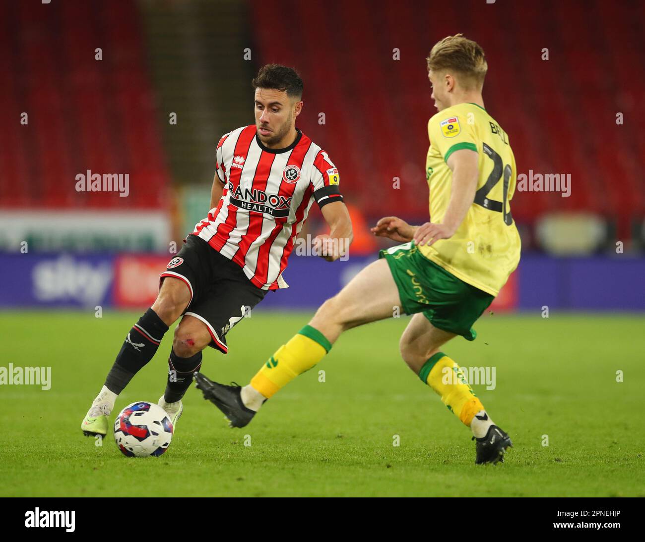 Sheffield, Großbritannien. 18. April 2023. George Baldock aus Sheffield Utd tritt Sam Bell aus Bristol City während des Sky Bet Championship-Spiels in Bramall Lane, Sheffield, gegenüber. Der Bildausdruck sollte lauten: Simon Bellis/Sportimage Credit: Sportimage/Alamy Live News Stockfoto