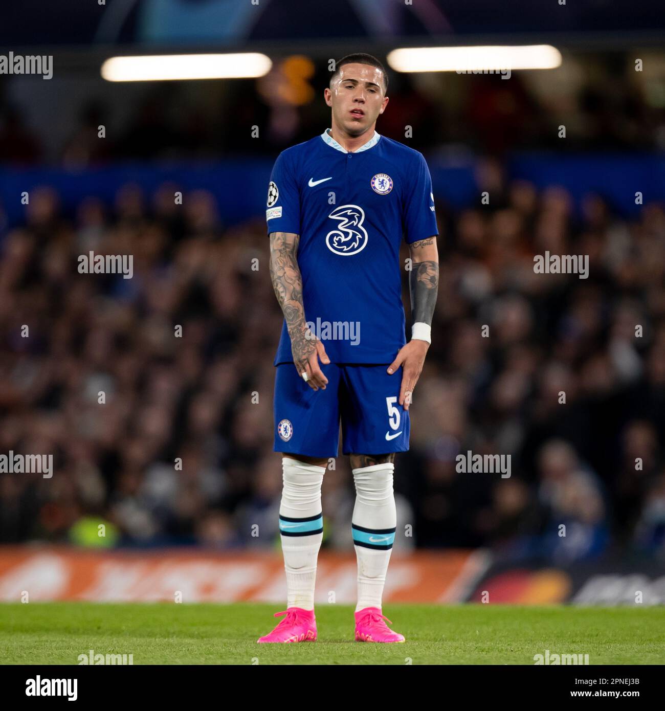 Enzo Fernandez von Chelsea Gesten während des UEFA Champions League Quarter Final zwischen Chelsea und Real Madrid auf der Stamford Bridge, London am Dienstag, den 18. April 2023. (Foto: Federico Guerra Maranesi | MI News) Guthaben: MI News & Sport /Alamy Live News Stockfoto