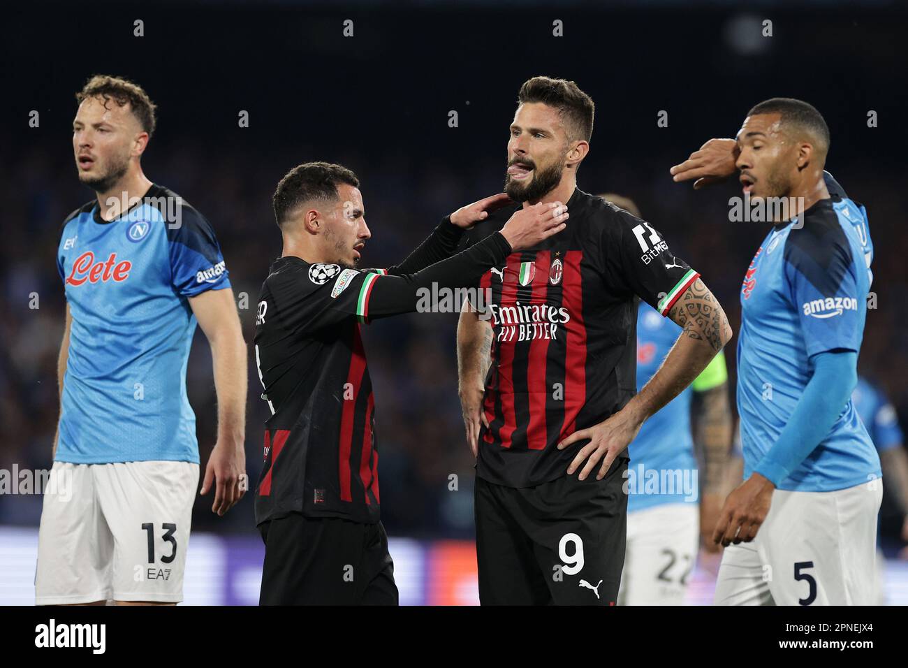 Neapel, Italien. 18. April 2023. Olivier Giroud vom AC Mailand enttäuscht nach einer Strafe während des Champions League-Fußballspiels zwischen SSC Napoli und AC Mailand im Diego Armando Maradona Stadion in Neapel (Italien), April 18. 2023. Kredit: Insidefoto di andrea staccioli/Alamy Live News Stockfoto