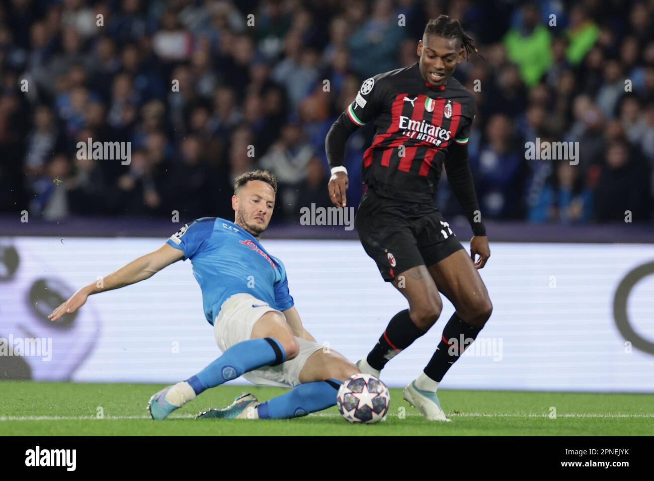 Neapel, Italien. 18. April 2023. Amir Rrahmani von SSC Napoli und Rafael Leao von AC Milan treten während des Champions League-Fußballspiels zwischen SSC Napoli und AC Milan im Diego Armando Maradona Stadion in Neapel (Italien) im April 18. 2023 um den Ball an. Kredit: Insidefoto di andrea staccioli/Alamy Live News Stockfoto