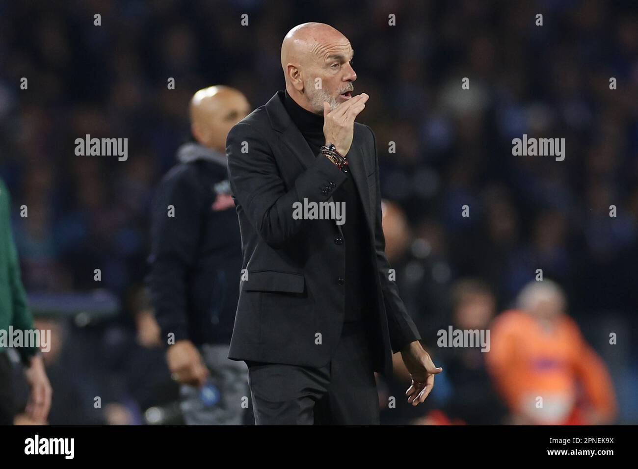 Neapel, Italien. 18. April 2023. Stefano Pioli Cheftrainer des AC Milan reagiert auf das Champions League-Fußballspiel zwischen SSC Napoli und AC Milan im Diego Armando Maradona Stadion in Neapel (Italien) vom 18. 2023. April. Kredit: Insidefoto di andrea staccioli/Alamy Live News Stockfoto