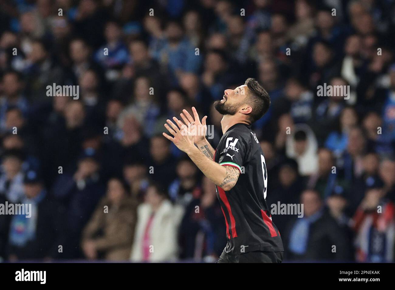 Neapel, Italien. 18. April 2023. Olivier Giroud vom AC Mailand feiert seine Feier, nachdem er im April 18. 2023 im Diego Armando Maradona Stadion in Neapel (Italien) das Tor von 0-1 beim Champions League-Fußballspiel zwischen SSC Napoli und AC Mailand erzielt hat. Kredit: Insidefoto di andrea staccioli/Alamy Live News Stockfoto